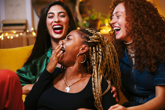 Três mulheres unidas simbolizando a força feminina e diversidade