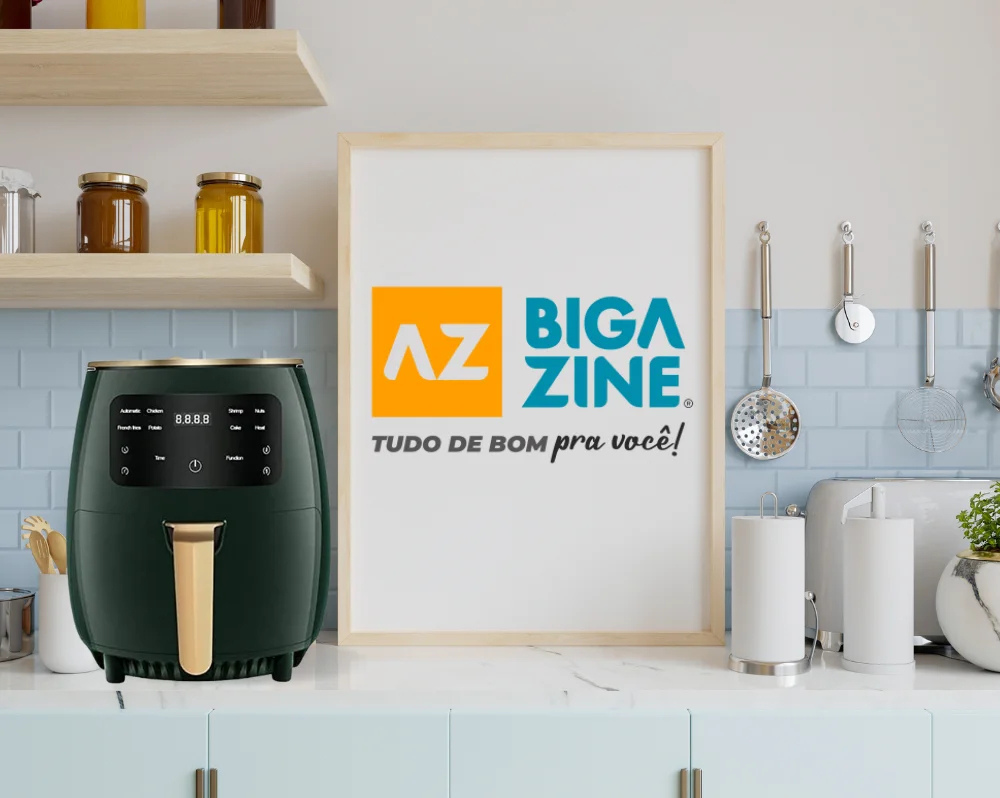 Air fryer preta e dourada da Bigazine, uma peça de design moderno que decora a bancada de uma cozinha. Ao lado dela, está um quadro com a logomarca 'Bigazine - Tudo de bom pra você'.